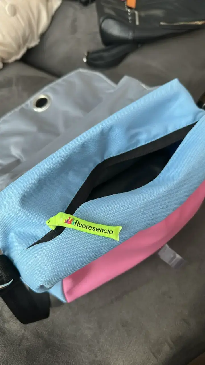 Bolso bandolera colorido con diseño floral - 3