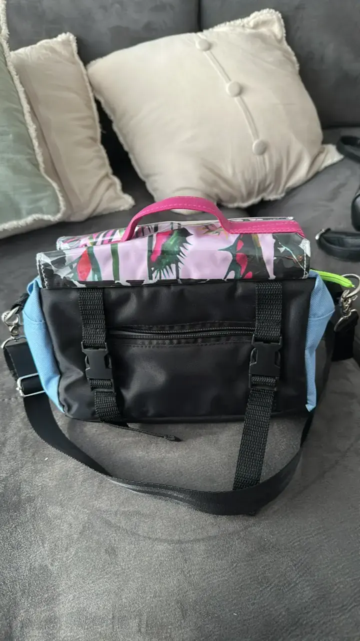 Bolso bandolera colorido con diseño floral - 4