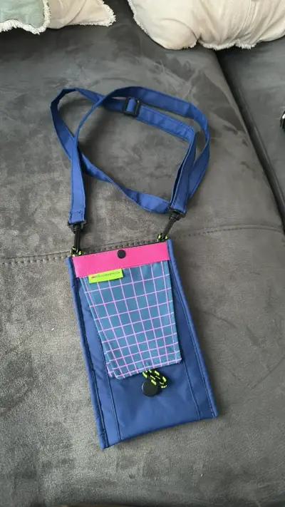 Bolso bandolera azul con diseño moderno - miniatura 1