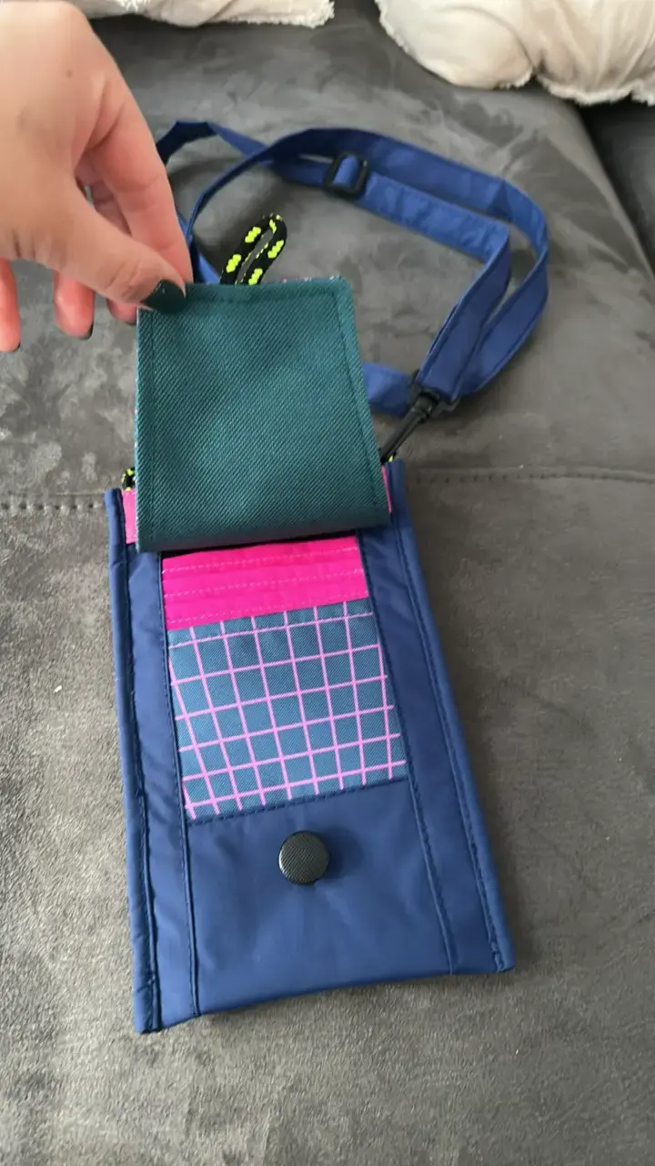 Bolso bandolera azul con diseño moderno - 2