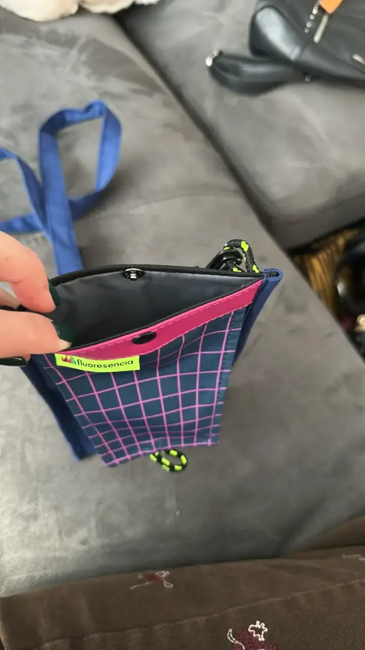 Bolso bandolera azul con diseño moderno - 3