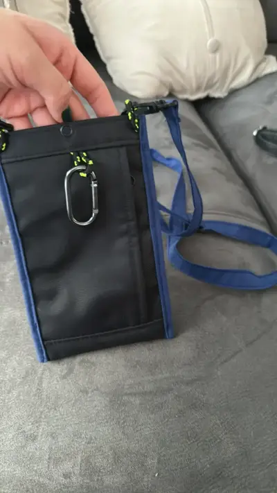 Bolso bandolera azul con diseño moderno - miniatura 4
