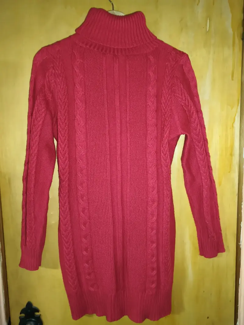 Vestido de punto rojo con cuello alto