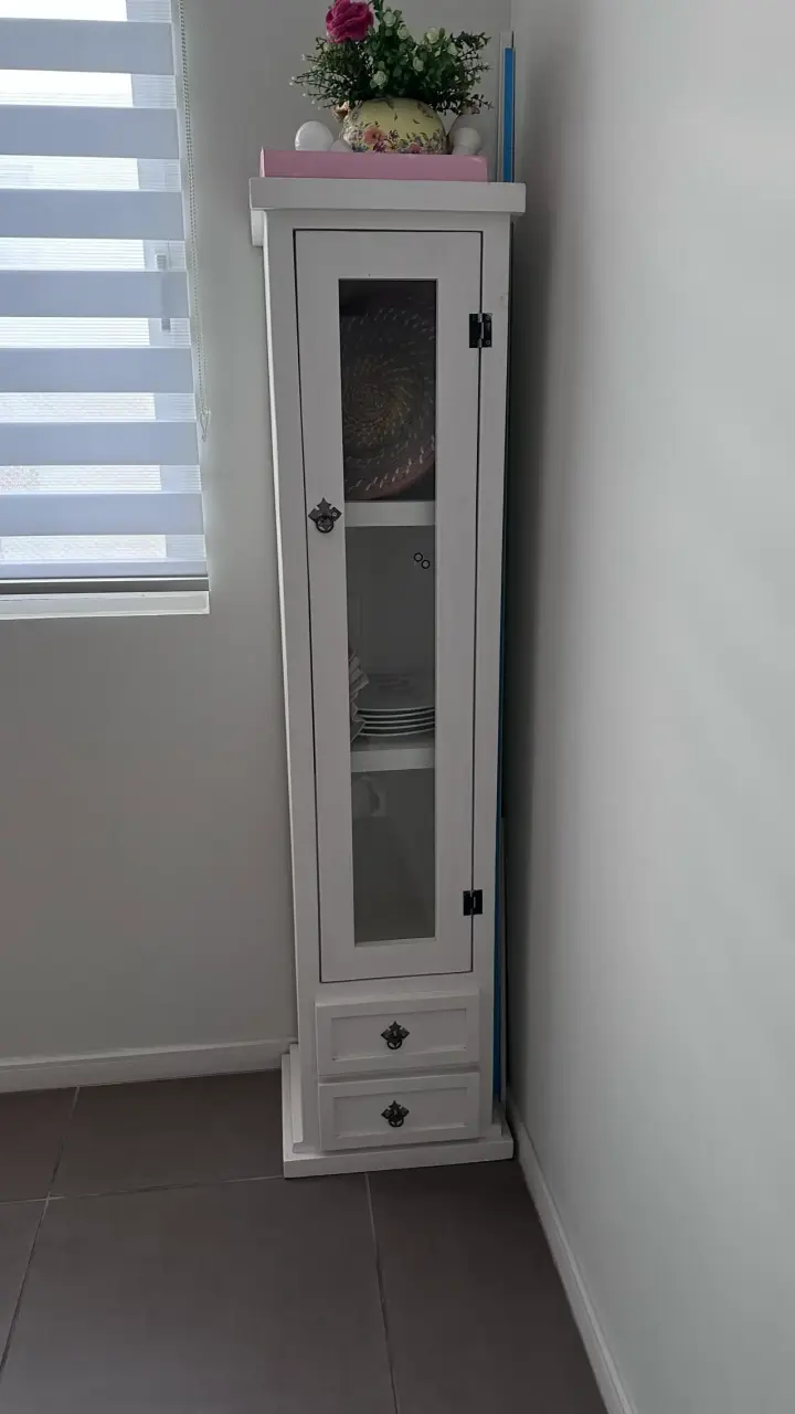 Vitrina de madera blanca con puertas de vidrio - 1