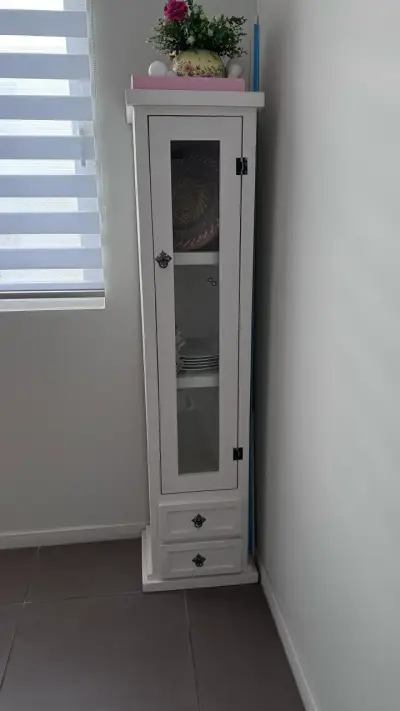 Vitrina de madera blanca con puertas de vidrio - miniatura 1