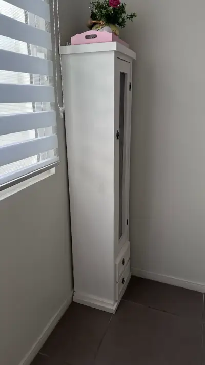 Vitrina de madera blanca con puertas de vidrio - miniatura 2