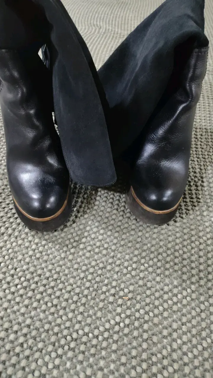 Botas de cuero negras con tacón de madera - 2