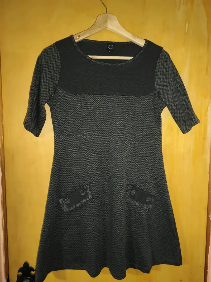 Vestido de punto gris con bolsillos