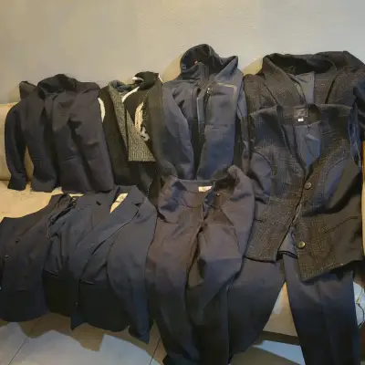 Conjunto de trajes formales para hombre en buen estado - miniatura 1