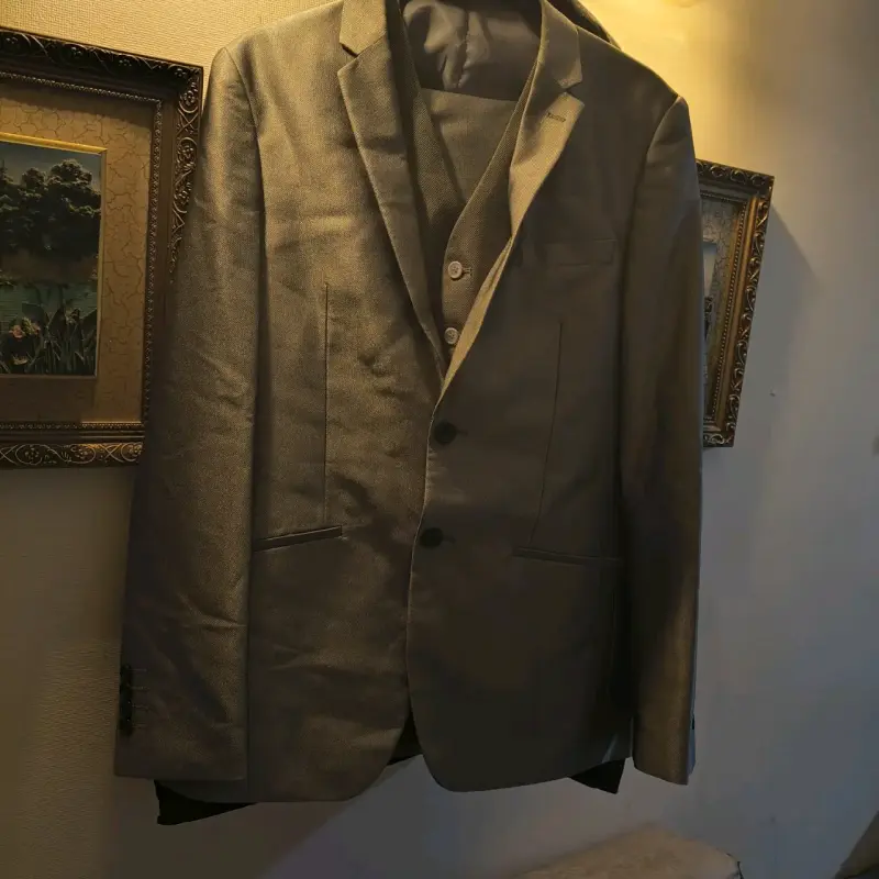 Conjunto de trajes formales para hombre en buen estado - 2