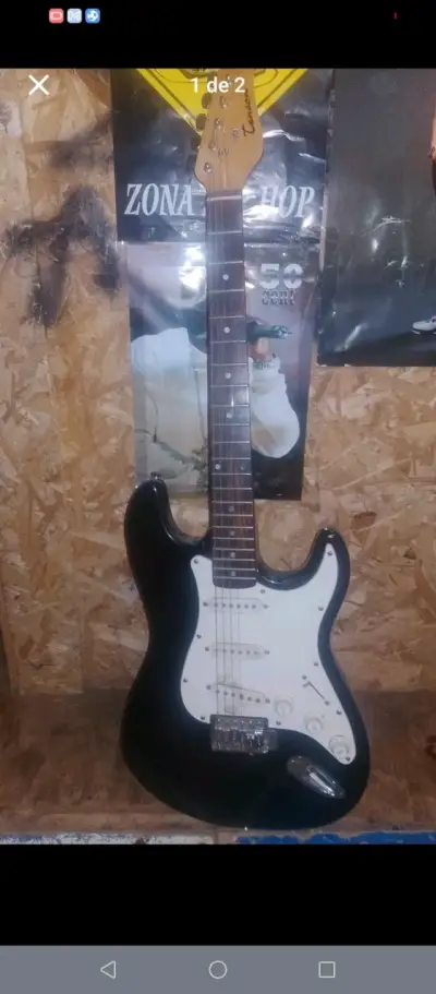 Guitarra eléctrica negra estilo Stratocaster - miniatura 1