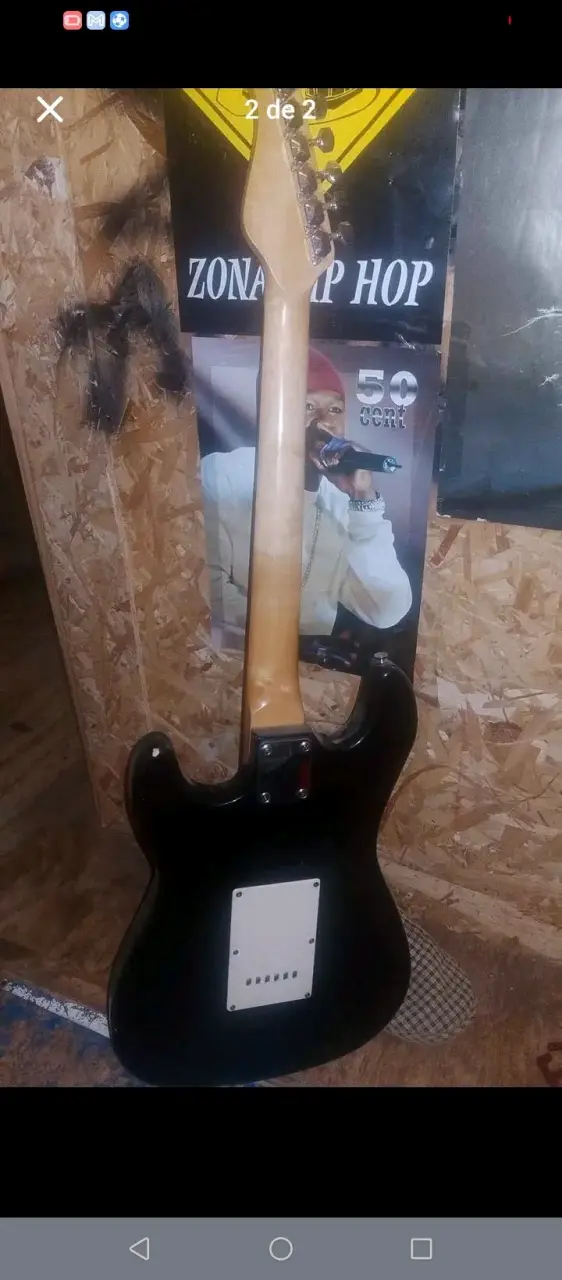 Guitarra eléctrica negra estilo Stratocaster - 2