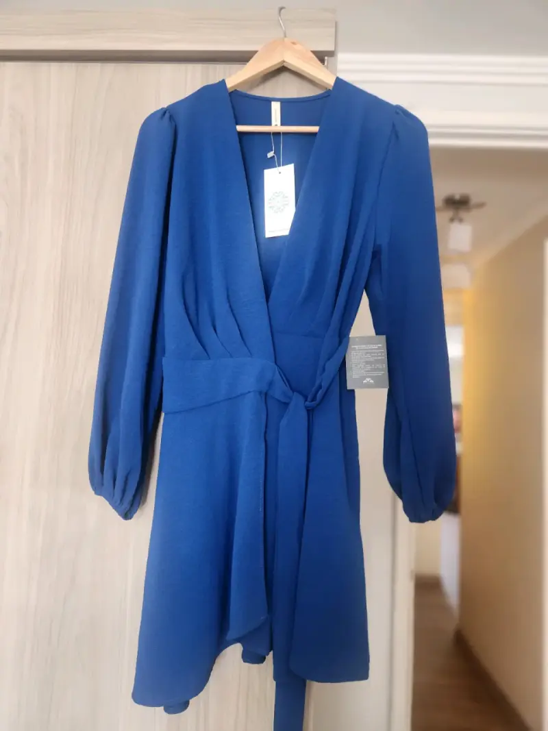 Vestido azul con cinturón y mangas largas