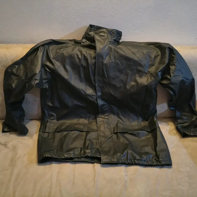 Chaqueta impermeable negra para lluvia - 1
