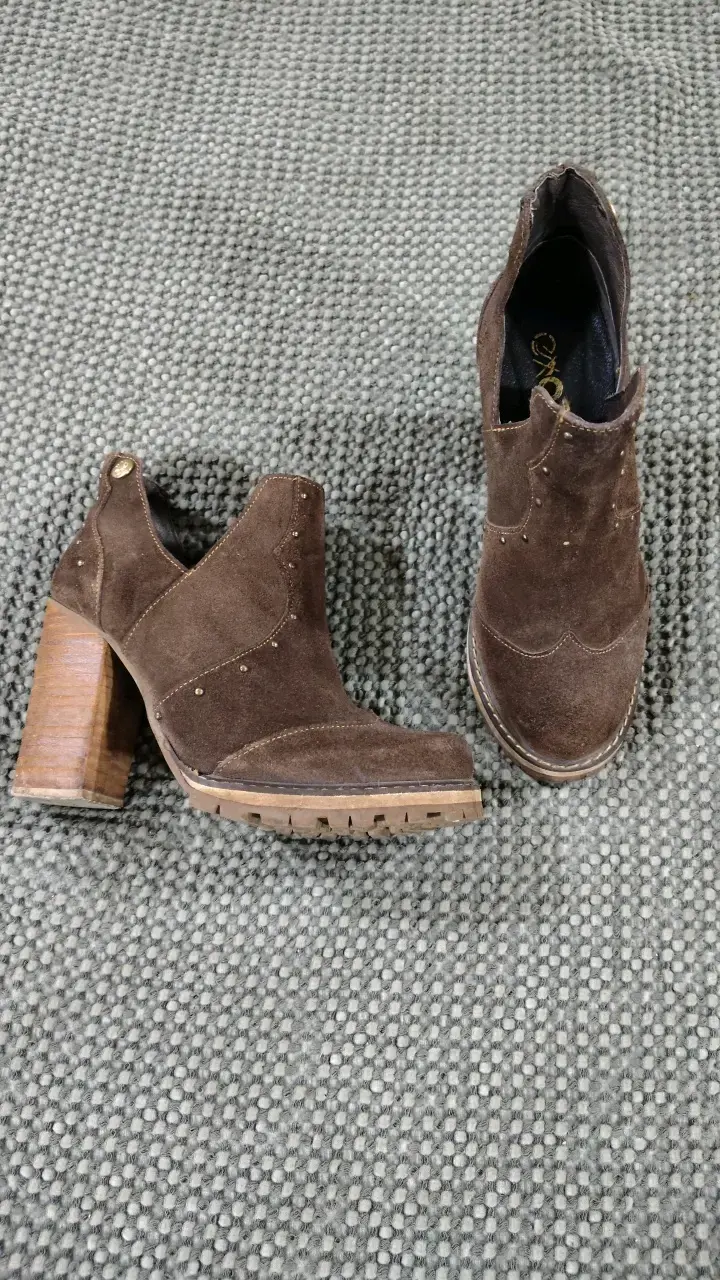 Botines de gamuza marrón con tacón alto - 1