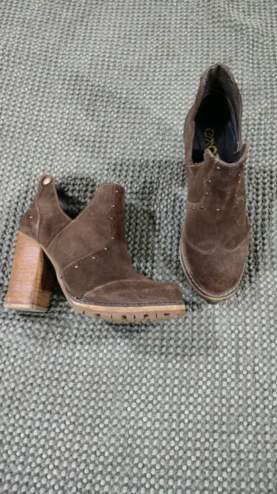 Botines de gamuza marrón con tacón alto - miniatura 1