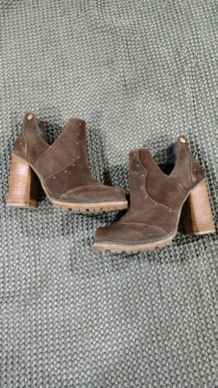 Botines de gamuza marrón con tacón alto - 2