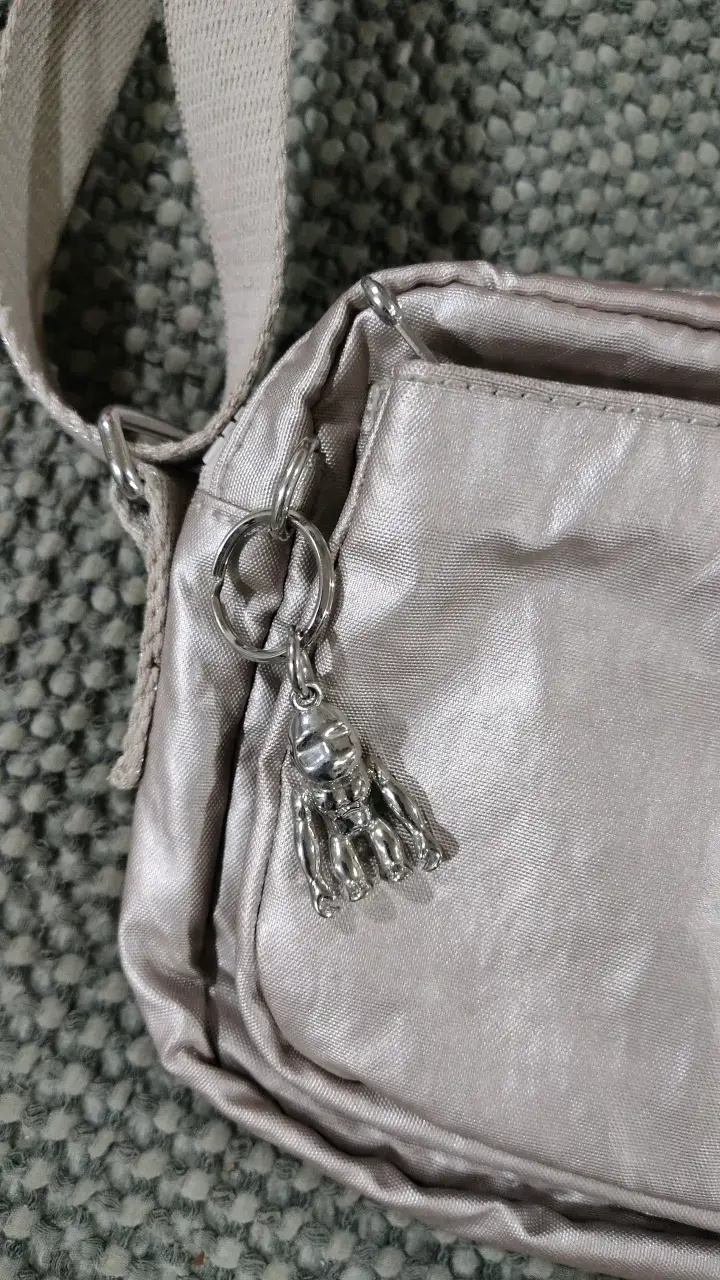 Bandolera Kipling gris con llavero - 2