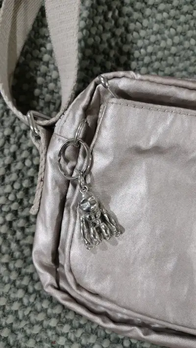 Bandolera Kipling gris con llavero - miniatura 2