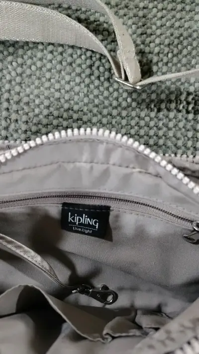 Bandolera Kipling gris con llavero - miniatura 3