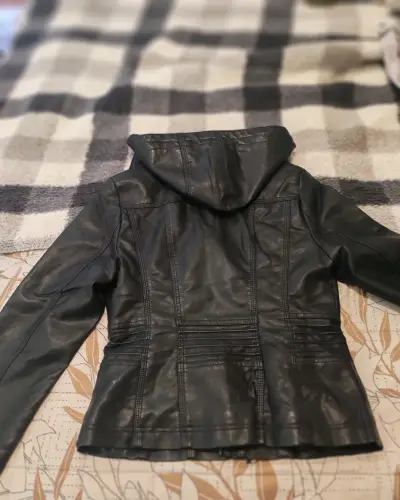Chaqueta de cuero negro con capucha - miniatura 2