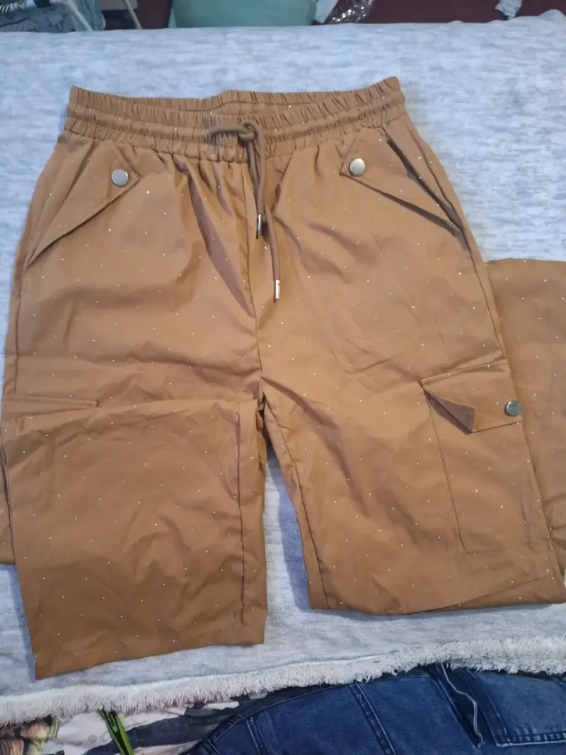 Pantalones cargo marrones con bolsillos - 1