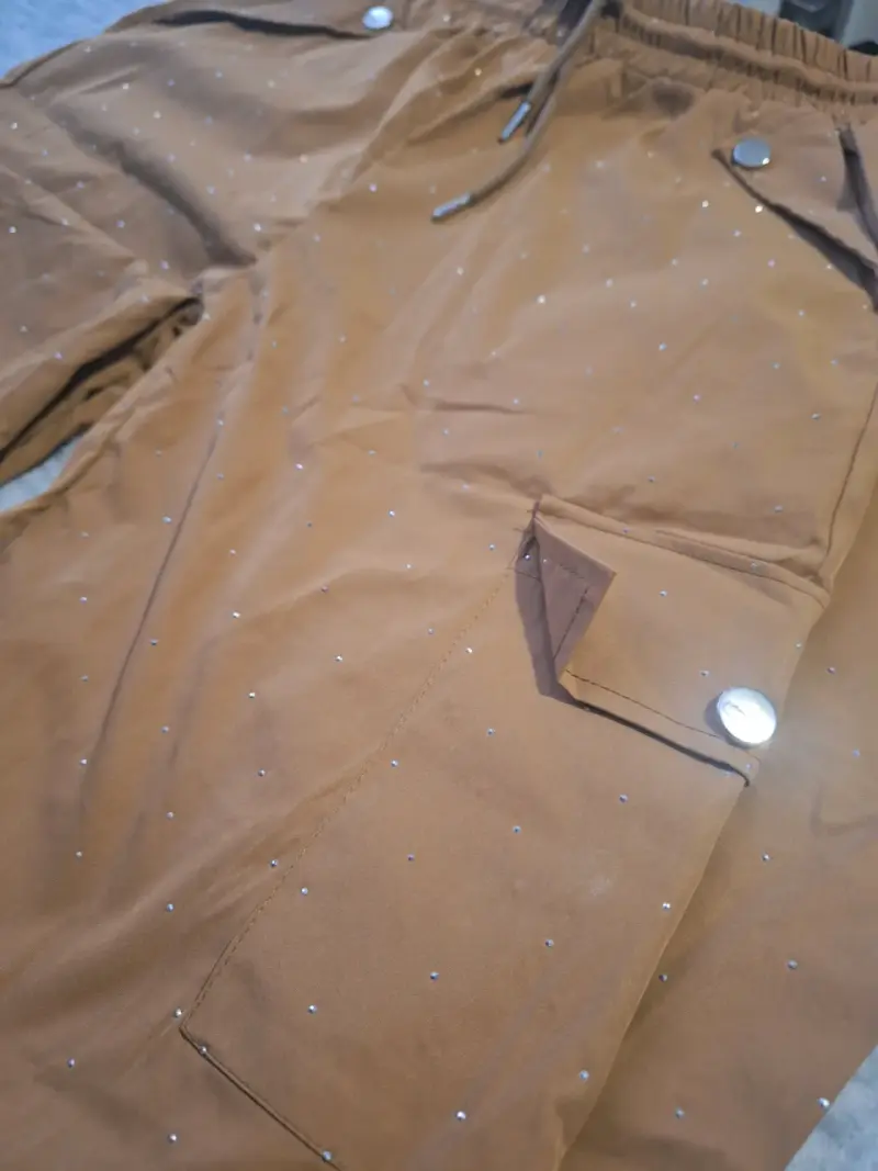 Pantalones cargo marrones con bolsillos - 2