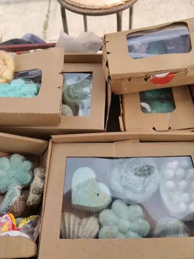 Jabones artesanales en caja decorativa - miniatura 1