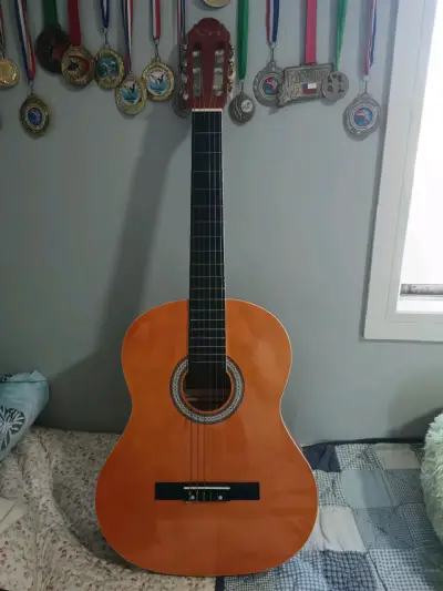 Guitarra clásica de madera en buen estado - miniatura 1