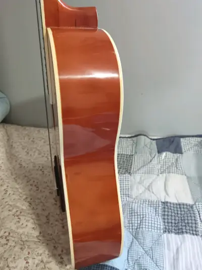 Guitarra clásica de madera en buen estado - miniatura 4