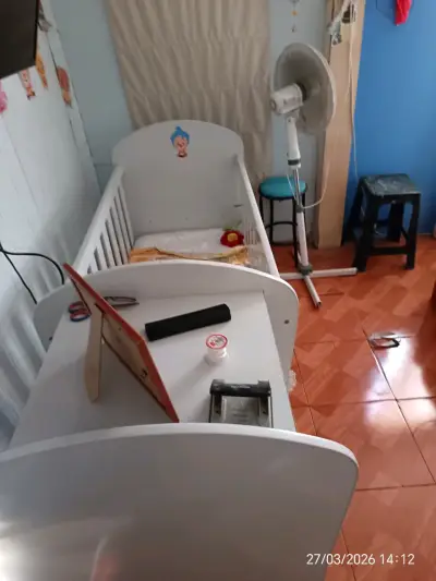 Cuna de madera blanca con cajonera integrada - miniatura 1