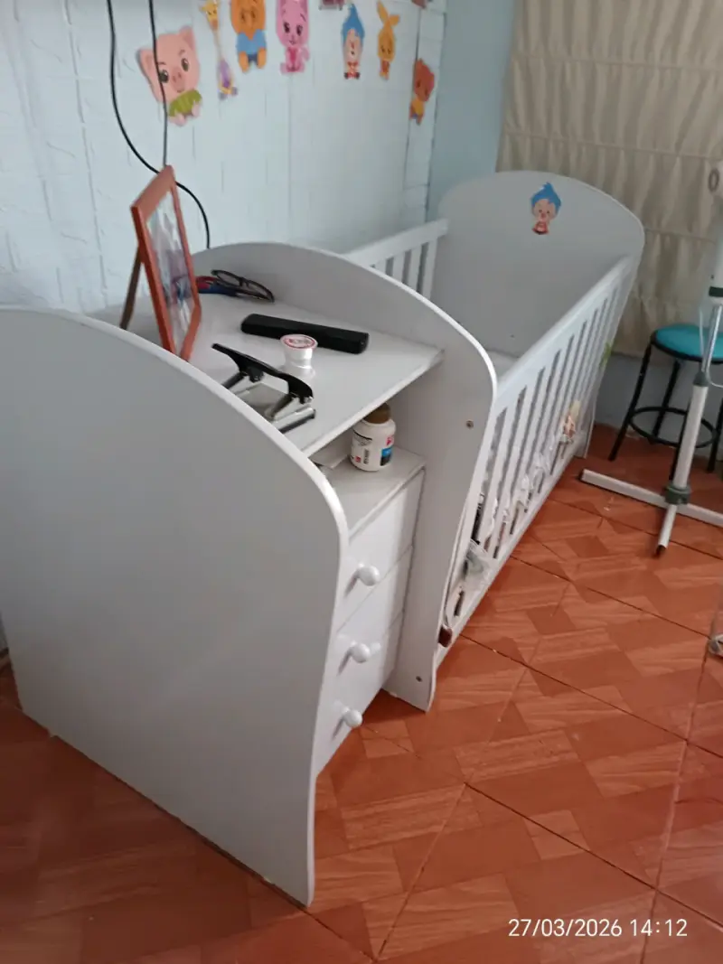 Cuna de madera blanca con cajonera integrada - 3