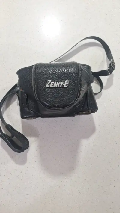 Cámara Zenit-E con funda de cuero - miniatura 1