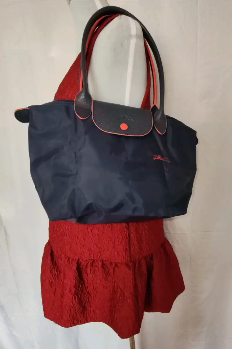 Bolso de mano azul con detalles rojos - 1