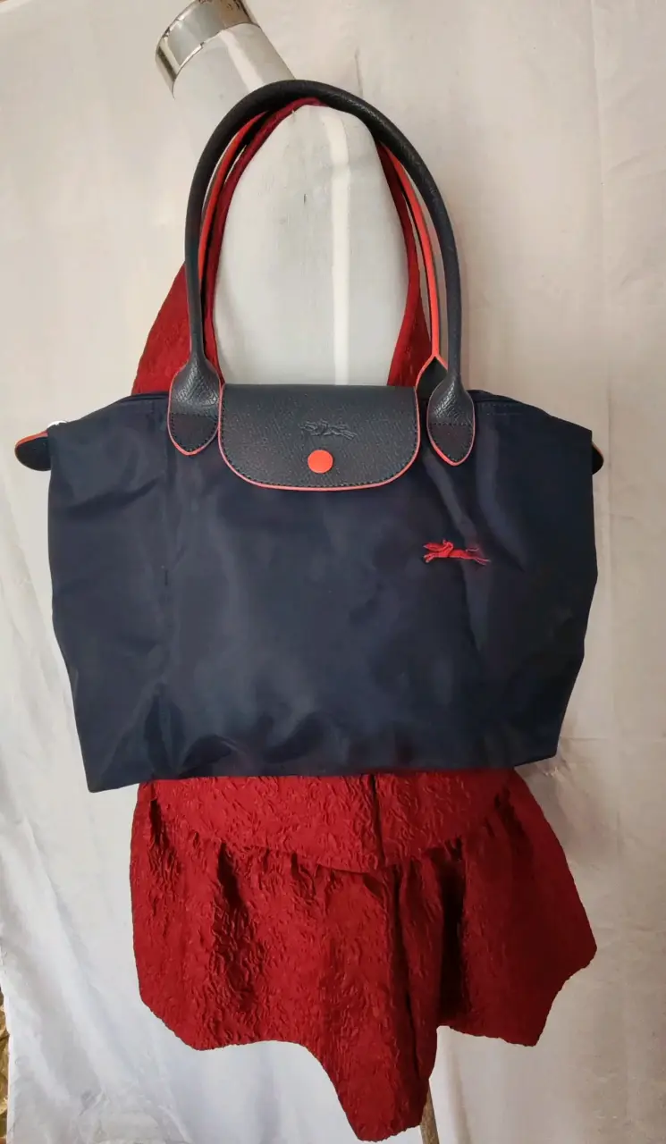 Bolso de mano azul con detalles rojos - 2