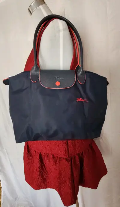 Bolso de mano azul con detalles rojos - miniatura 2