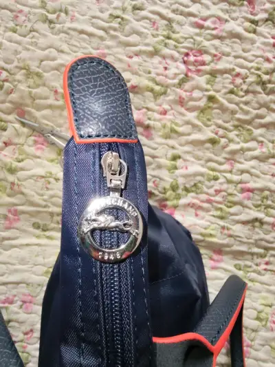 Bolso de mano azul con detalles rojos - miniatura 3