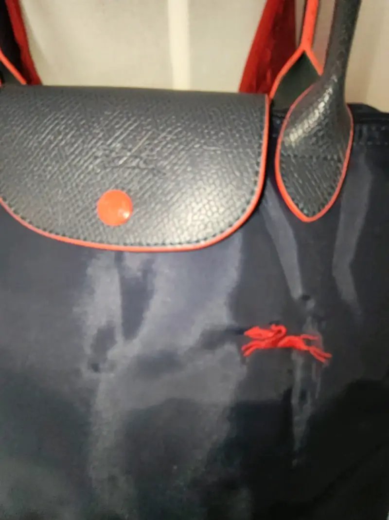 Bolso de mano azul con detalles rojos - 5