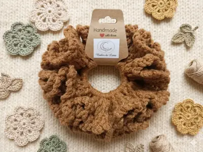 Colección de Scrunchies Tejidos a Mano Nudos de Luna - miniatura 2