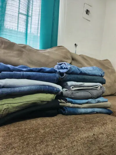 Lote de jeans para mujer en varios colores - miniatura 1