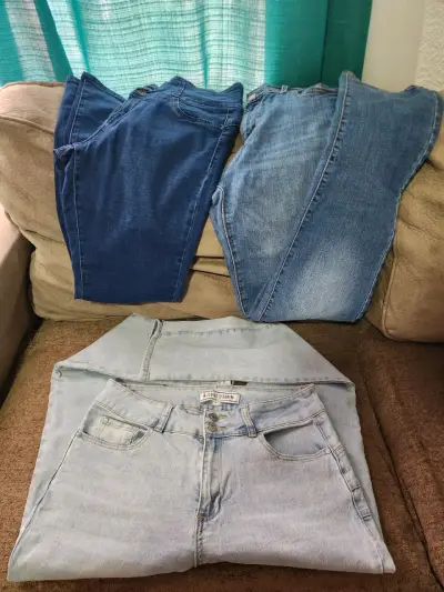 Lote de jeans para mujer en varios colores - miniatura 2