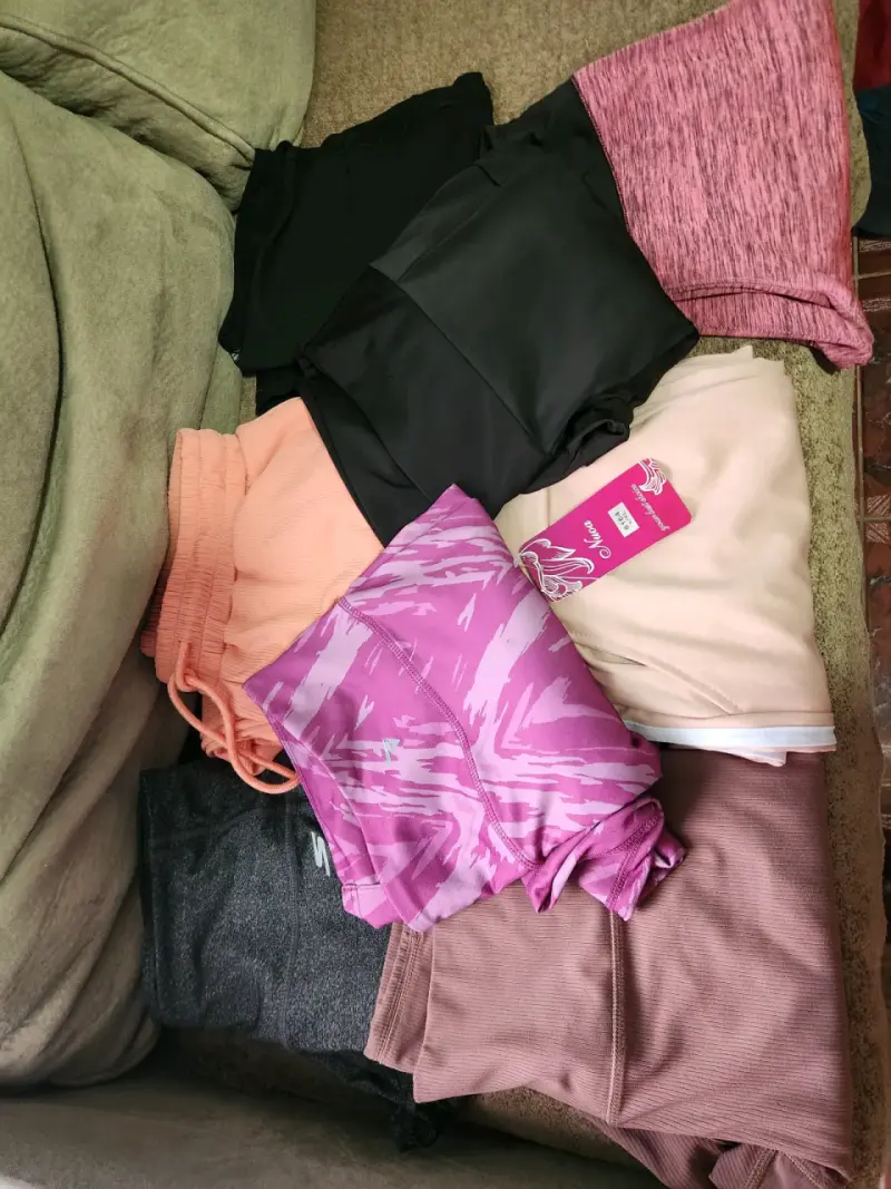 Lote de ropa deportiva para mujer y hombre - 2