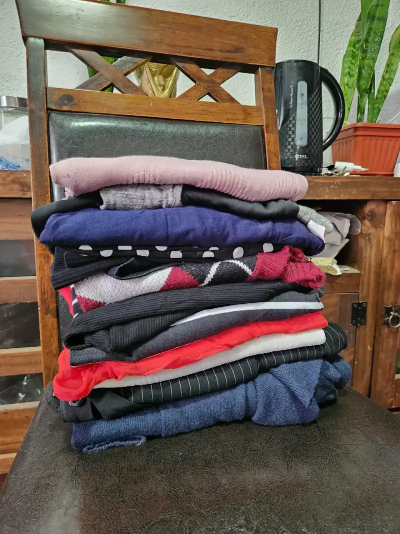 Lote de ropa variada para mujer en buen estado - 2