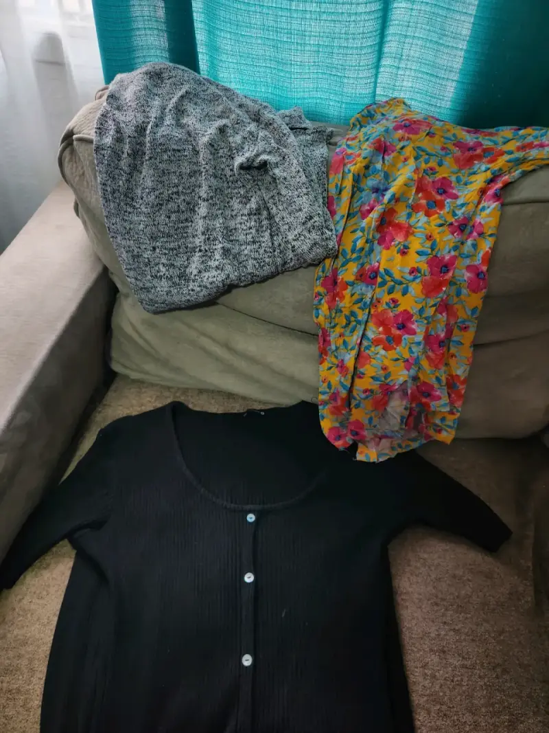 Lote de ropa variada para mujer en buen estado - 4