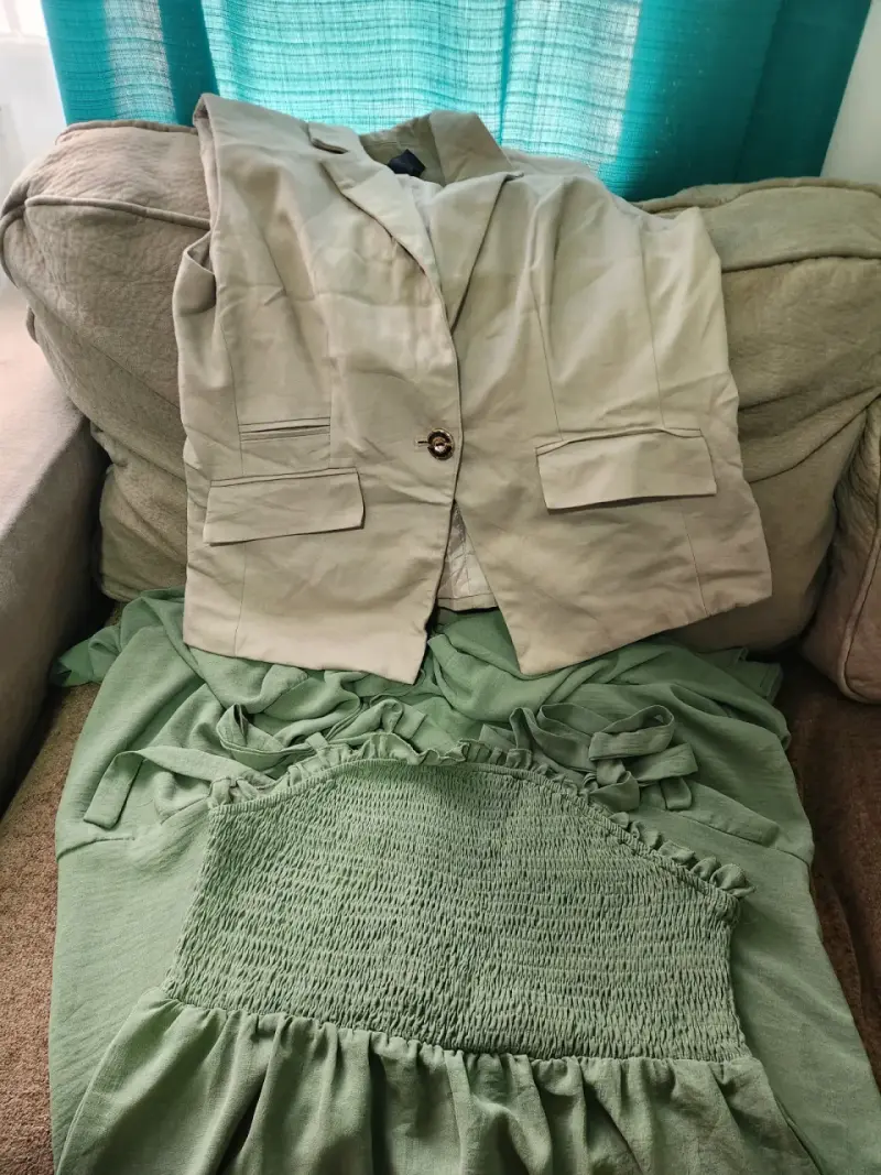 Lote de ropa variada para mujer en buen estado - 5
