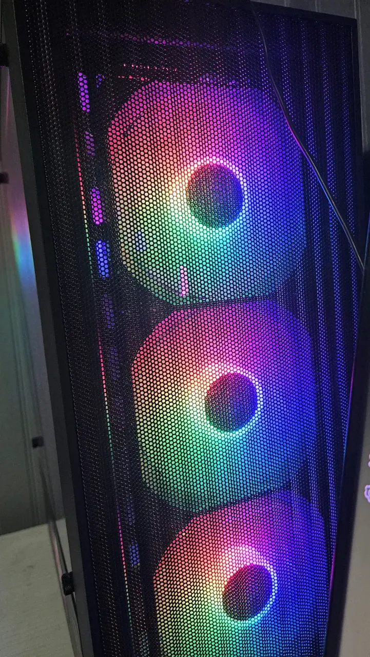 Gabinete de PC Antec con iluminación RGB - 2