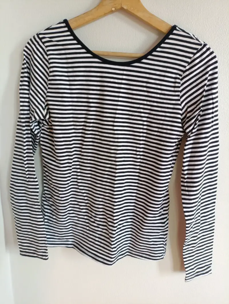 Polera de rayas blancas y negras manga larga - 1