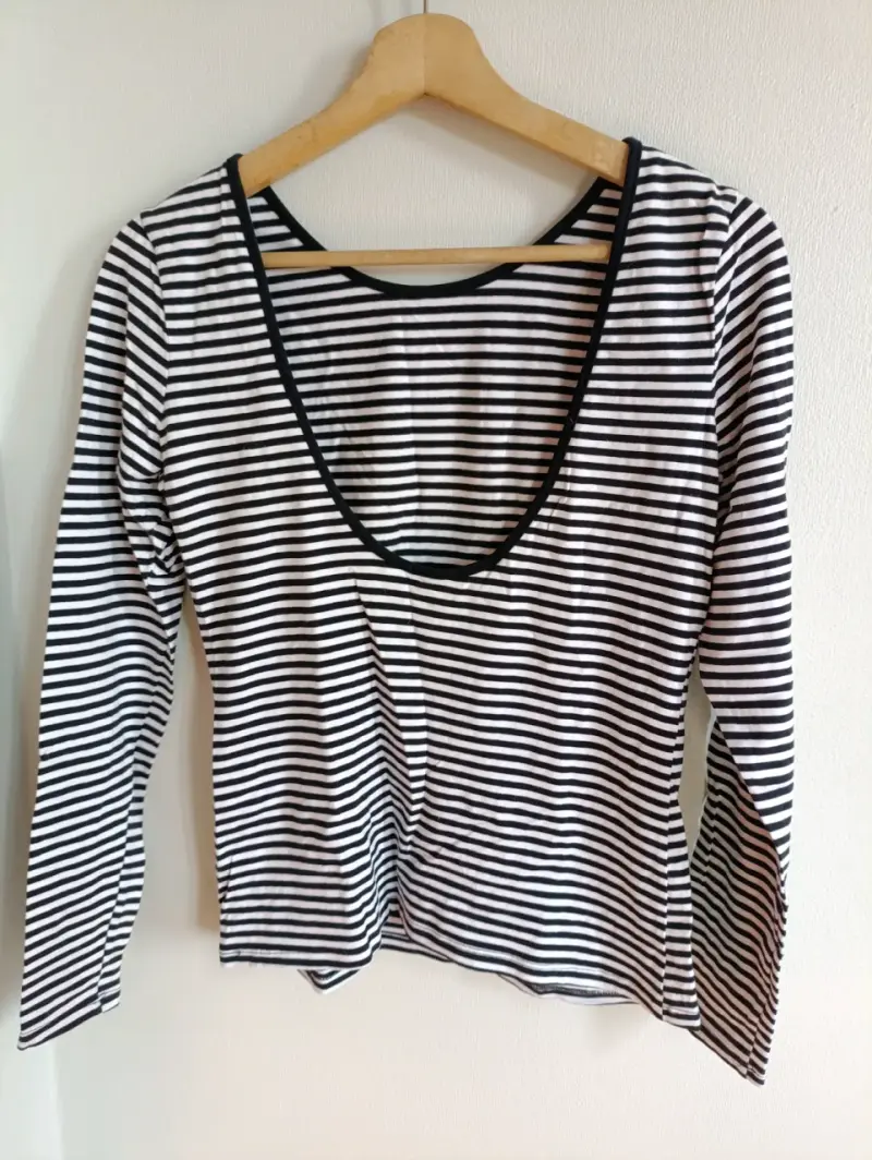 Polera de rayas blancas y negras manga larga - 2