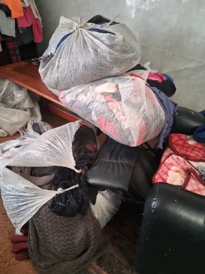 Lote de ropa nueva y semi  variada para reventa - miniatura 1