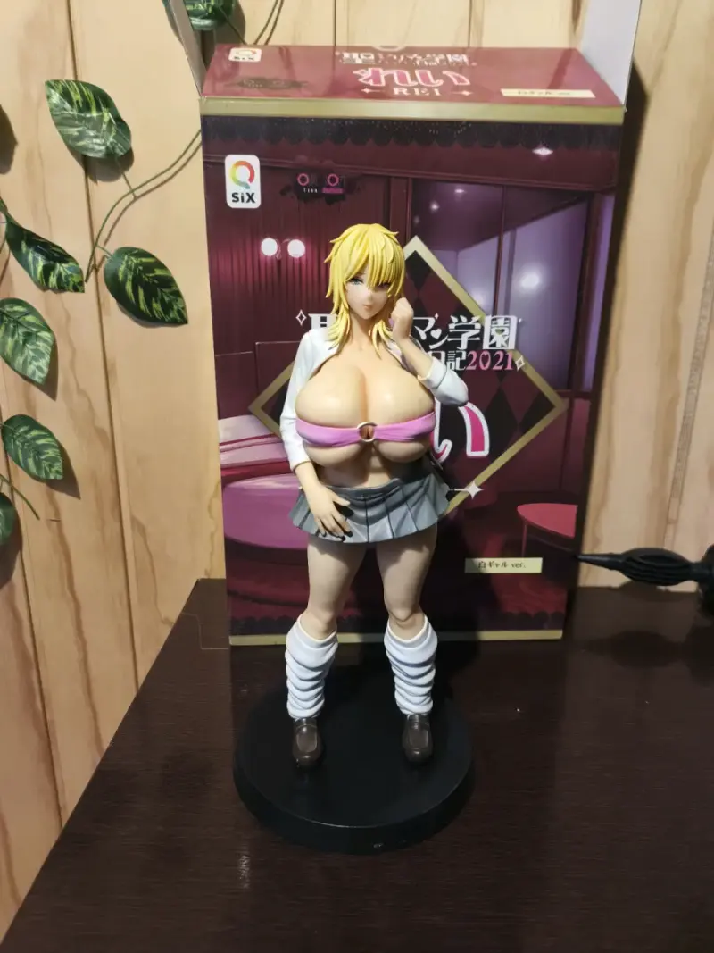 Figura coleccionable de anime con caja original